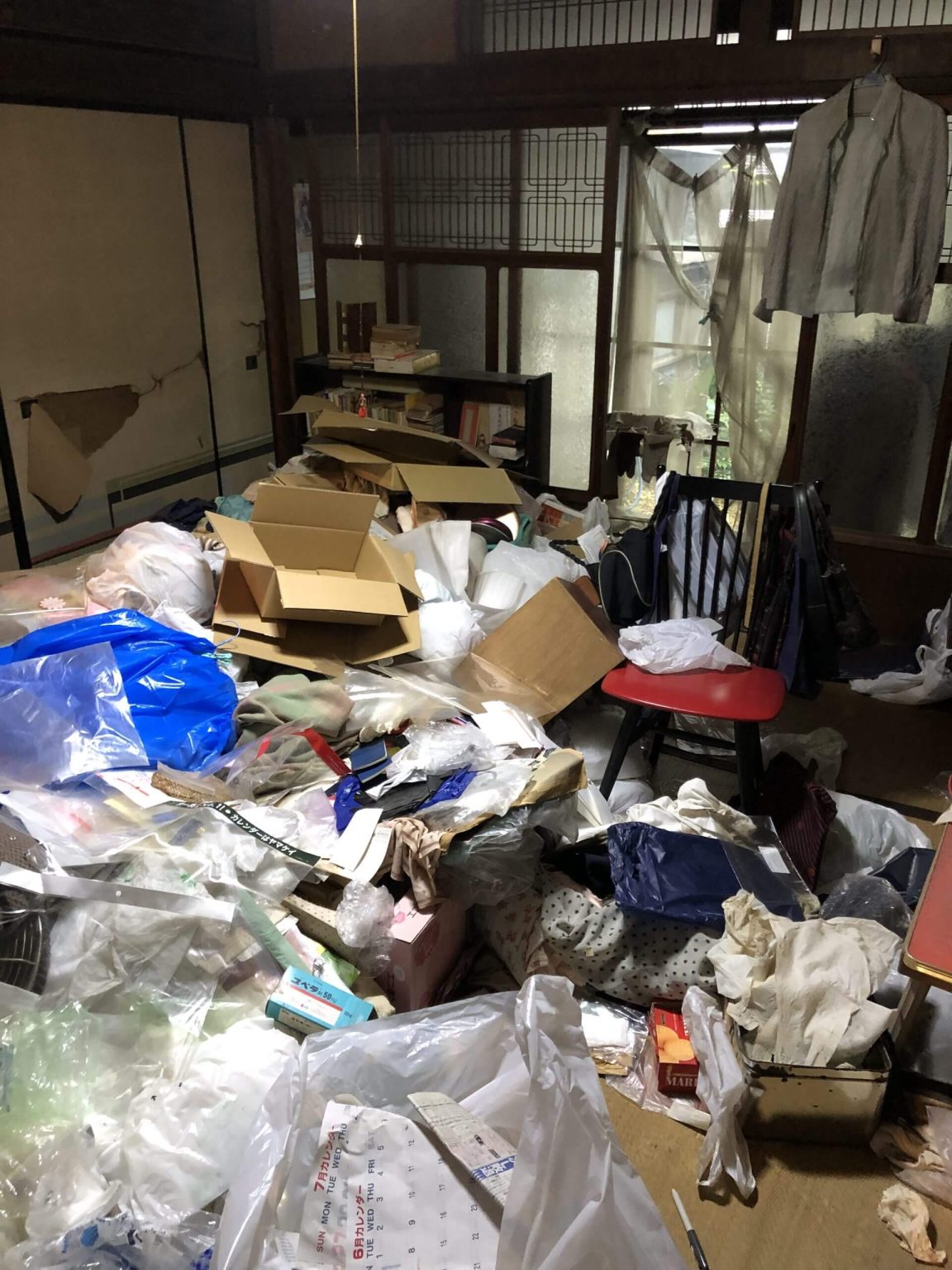 解体前の家屋に残った家財を含む不用品・ゴミの回収